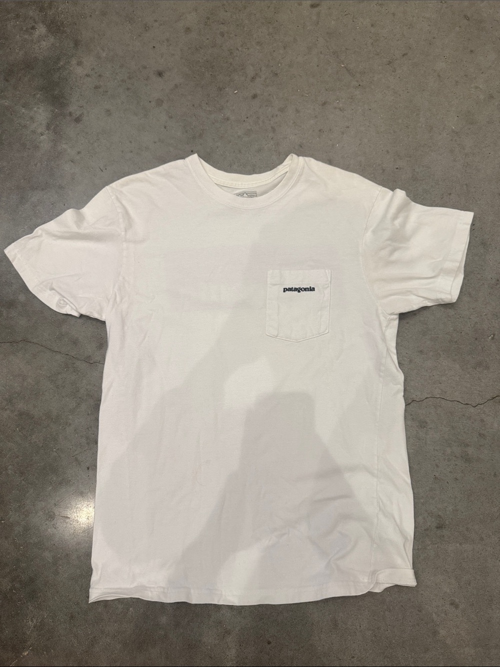 Patagonia P-6 Logo Pocket Tee Men’s Small White Regular Fit